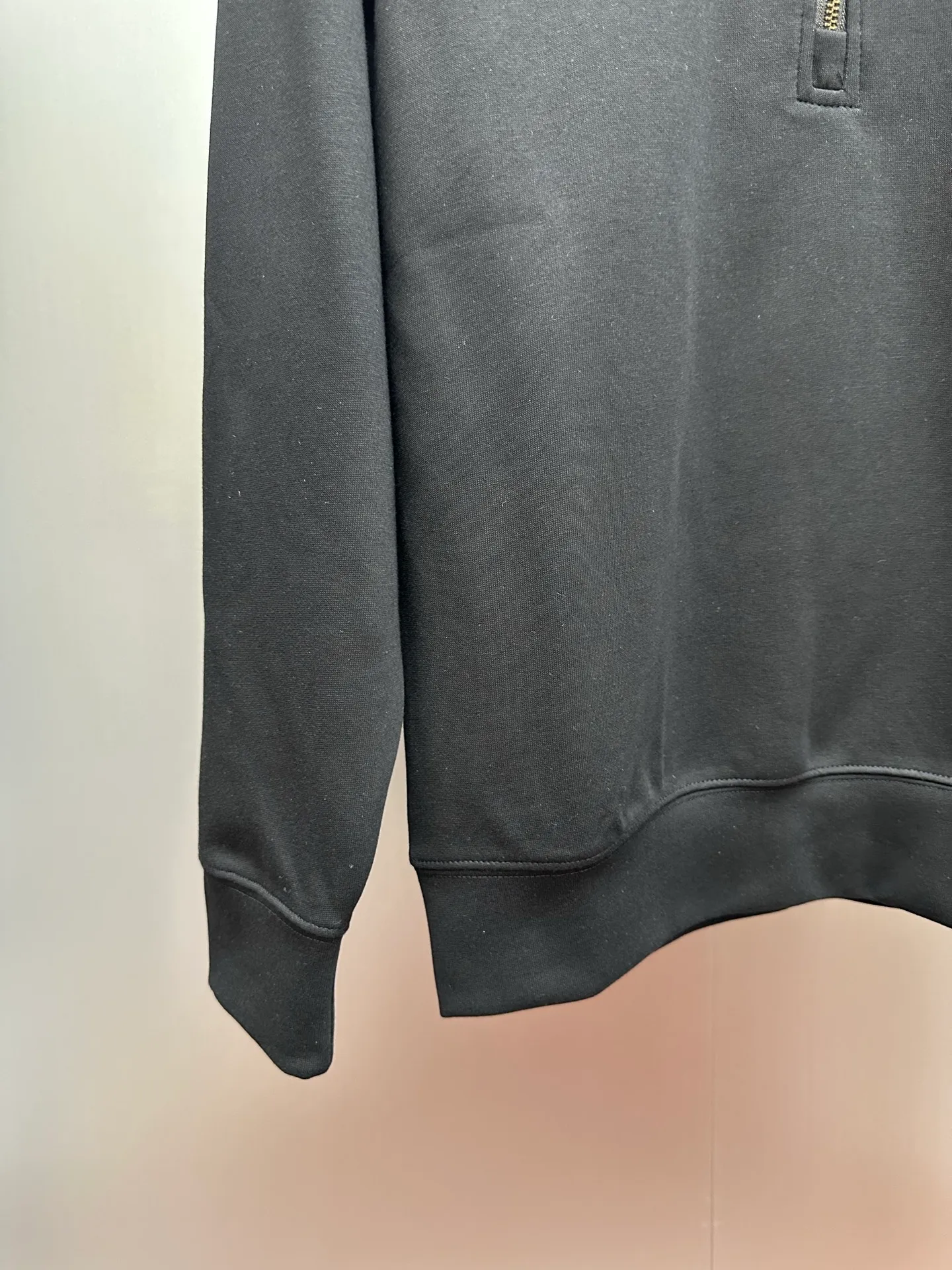 P250 Ralph Lauren/Ralph Lauren classic small logo embroidered turtleneck half-zip sweatshirt, simple and versatile ~ super delicate and soft, close to the body without being tied. Perfectly reflects the brand's sense of superiority. The cut is standard, comfortable to stretch, unrestricted in movement, and highly practical to wear. Classic and simple style, with pony embroidery pattern on the chest, imported machines, three-dimensional and full. Original Polo brass zipper, three-dimensional windproof lapels, taking into account warmth and cool lines, full of coolness, half-open lazy mode. The fit is loose, whether worn alone or layered, you can wear different styles of fashion with just one piece. Color: black, white, gray, brown, navy. Size: S-xL